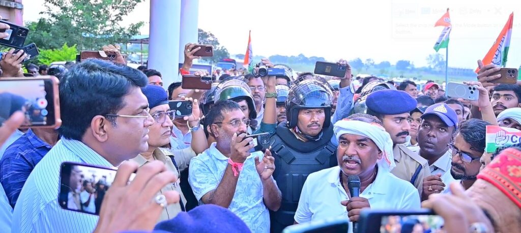 कांग्रेस जिला अध्यक्ष हरिलाल कोल द्वारा कलेक्टर को सौंपे गए ज्ञापन
