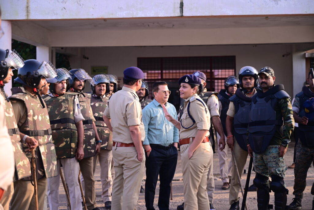 कांग्रेस के प्रदर्शन के दौरान सुरक्षा व्यवस्था में तैनात पुलिस बल।