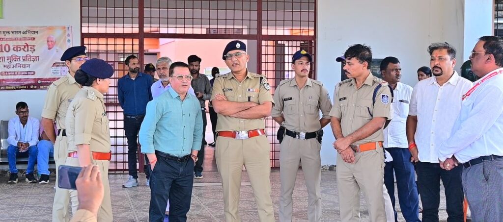 प्रदर्शन के दौरान पुलिस अधिकारियों