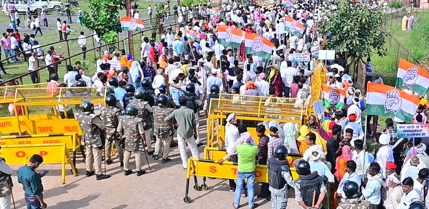 बैरिकेड के सामने कांग्रेस कार्यकर्ताओं